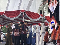 Walkot Eri Santuni Anak Yatim Awali Hari Pertama Kerja Usai Retret