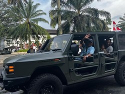 Antusiasme Warga Bandung Jajal Kendaraan Khusus Maung MV3 Milik Kemhan