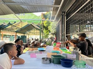 Cicipi Bubur Sop Pedas di Masjid Raya Medan, Ramai Diburu Tiap Ramadan