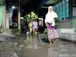 Jalan Terendam Banjir Tak Surutkan Warga Bojonegoro ke Masjid Salat Tarawih