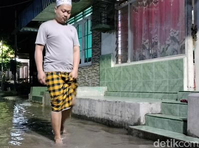 Warga Bojonegoro Terabas Banjir demi Salat Tarawih