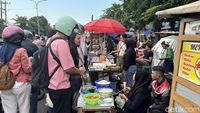 Potret Warga Surabaya Beburu Takjil di Ramadan Pertama 2025