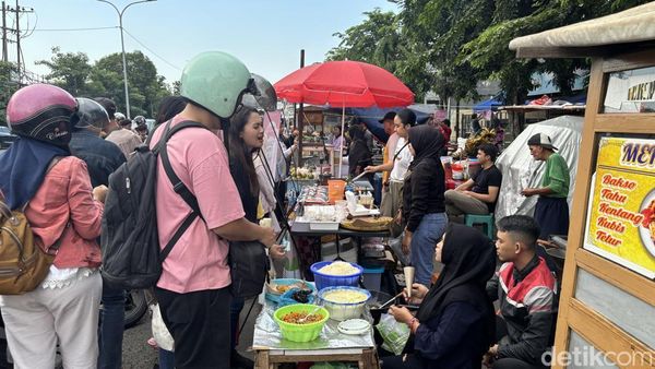 Potret Warga Surabaya Beburu Takjil di Ramadan Pertama 2025