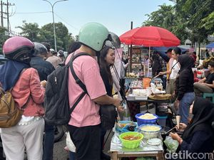 Potret Warga Surabaya Beburu Takjil di Ramadan Pertama 2025 Potret Warga Surabaya Beburu Takjil di Ramadan Pertama 2025