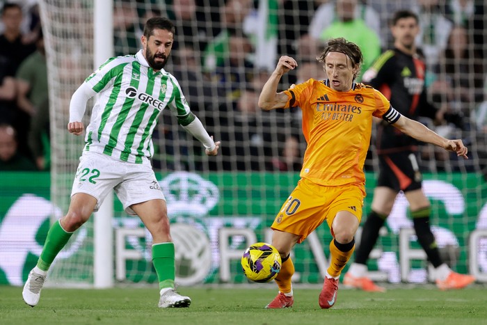 SEVILLA, SPAIN - MARCH 1: (L-R) Isco of Real Betis Sevilla, Luka Modric of Real Madrid  during the LaLiga EA Sports  match between Real Betis Sevilla v Real Madrid at the Estadio Benito Villamarin on March 1, 2025 in Sevilla Spain (Photo by Eric Verhoeven/Soccrates/Getty Images)