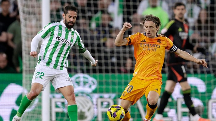  (L-R) Isco of Real Betis Sevilla, Luka Modric of Real Madrid during the LaLiga EA Sports match between Real Betis Sevilla v Real Madrid at the Estadio Benito Villamarin on March 1, 2025 in Sevilla Spain (Photo by Eric Verhoeven/Soccrates/Getty Images)