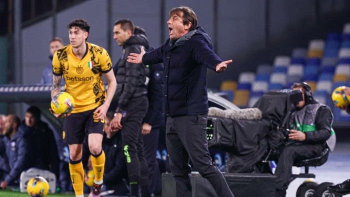NAPLES, ITALY - MARCH 01, 2025: Head coach Antonio Conte of SSC Napoli in action during the Serie A match between SSC Napoli and FC Internazionale Milano at Stadio Diego Armando Maradona. (Photo credit should read Fabio Sasso / GocherImagery/Future Publishing via Getty Images)