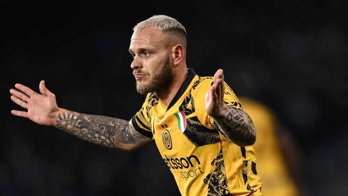 2202691067 Federico Dimarco merayakan gol tendangan bebas spektakuler untuk Inter Milan melawan Napoli di Stadio Diego Maradona pada pertandingan Liga Italia, Maret 2025.