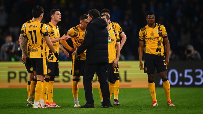 NAPLES, ITALY - MARCH 01: Head coach of FC Internazionale Simone Inzaghi speaks to their players during the Serie A match between Napoli and FC Internazionale at Stadio Diego Armando Maradona on March 01, 2025 in Naples, Italy. (Photo by Mattia Ozbot - Inter/Inter via Getty Images)