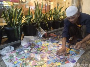 Cerita Aban Merantau Jualan Angpao Lebaran demi Berkah Ramadan