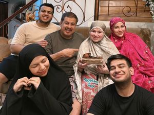Begini Potret Seru Sahur Pertama Keluarga Fadil Jaidi Begini Potret Seru Sahur Pertama Keluarga Fadil Jaidi