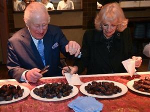 Saat Raja Charles Packing Kurma dan Nasi Biryani buat Umat Muslim di London Saat Raja Charles Packing Kurma dan Nasi Biryani buat Umat Muslim di London