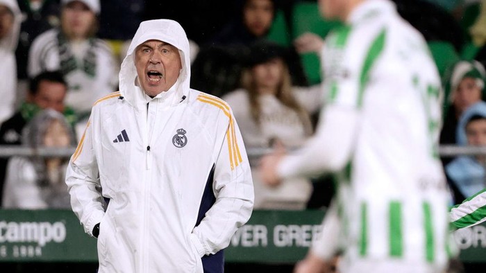 SEVILLA, SPAIN - MARCH 1: Coach Carlo Ancelotti of Real Madrid  during the LaLiga EA Sports  match between Real Betis Sevilla v Real Madrid at the Estadio Benito Villamarin on March 1, 2025 in Sevilla Spain (Photo by Eric Verhoeven/Soccrates/Getty Images)