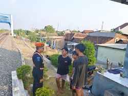 Dilarang Ngabuburit di Jalur Kereta! Melanggar Bisa Kena Denda Rp 15 Juta