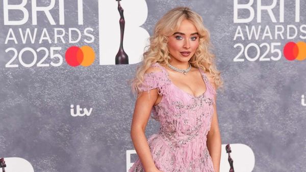 Foto: Gaya Sabrina Carpenter di BRIT Awards 2025, Si Paling Ultrafeminin