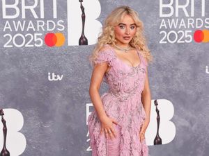 Foto: Gaya Sabrina Carpenter di BRIT Awards 2025, Si Paling Ultrafeminin Foto: Gaya Sabrina Carpenter di BRIT Awards 2025, Si Paling Ultrafeminin