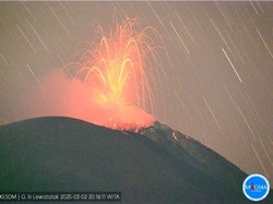 Gunung Ile Lewotolok Meletus Malam Ini, Gemuruh Sangat Kuat