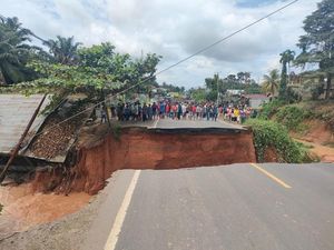Video: Jalan Lintas Sumbar-Jambi Putus, Ini 2 Jalur Alternatifnya Video: Jalan Lintas Sumbar-Jambi Putus, Ini 2 Jalur Alternatifnya