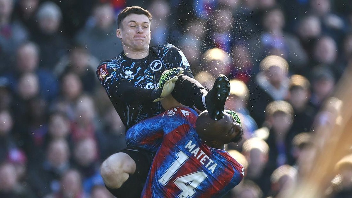 Momen Liam Roberts menerjang kepala Jean-Philippe Mateta di laga Crystal Palace vs Milwall di Piala FA. (Foto: Jacques Feeney/Offside/Offside via Getty Images)