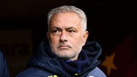 Jose Mourinho yang kini melatih Fenerbahce dikaitkan kembali ke Old Trafford. Ia pernah melatih MU pada 2016-2018 dan memenangkan tiga gelar yakni Liga Europa, Piala Liga Inggris, dan Community Shield. (Foto: Getty Images/Ahmad Mora)