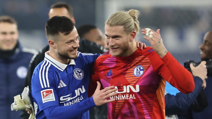 Loris Karius GELSENKIRCHEN, GERMANY - FEBRUARY 28: (L-R) Adrian Gantenbein and Loris Karius of Schalke celebrate after winning 1-0 the Second Bundesliga match between FC Schalke 04 and SC Preußen Münster at Veltins-Arena on February 28, 2025 in Gelsenkirchen, Germany. (Photo by Christof Koepsel/Getty Images)