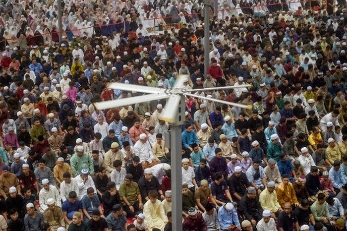 MALAYSIA-RELIGION-ISLAM-RAMADAN Muslims offer the first Tarawih prayers to mark the start of the Islamic holy fasting month of bulan mulia at the Tuanku Mizan Zainal Abidin mosque in Putrajaya on March 1, 2025. (Photo by Arif Kartono / AFP)
