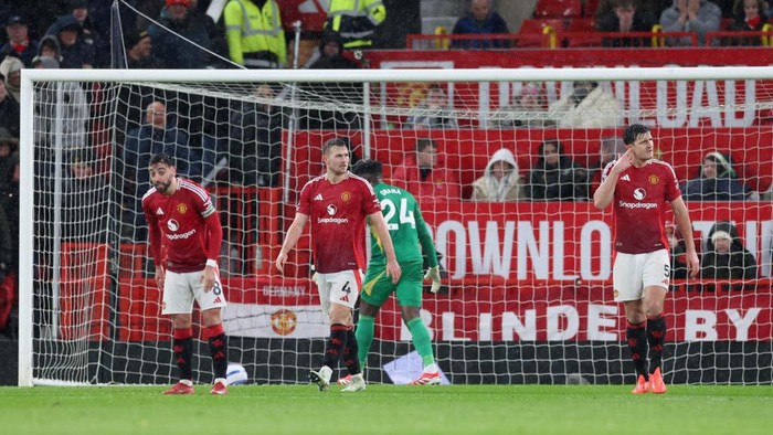 MANCHESTER, ENGLAND - FEBRUARY 26: Bruno Fernandes, Matthijs de Ligt and Harry Maguire of Manchester United look dejected after Jaden Philogene of Ipswich Town (not pictured) scores his teams second goal during the Premier League match between Manchester United FC and Ipswich Town FC at Old Trafford on February 26, 2025 in Manchester, England. (Photo by Alex Livesey/Getty Images)