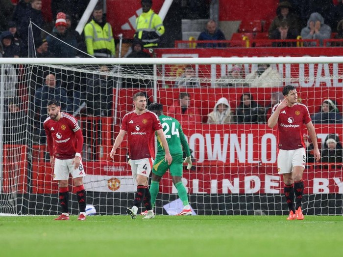 MANCHESTER, ENGLAND - FEBRUARY 26: Bruno Fernandes, Matthijs de Ligt and Harry Maguire of Manchester United look dejected after Jaden Philogene of Ipswich Town (not pictured) scores his team's second goal during the Premier League match between Manchester United FC and Ipswich Town FC at Old Trafford on February 26, 2025 in Manchester, England. (Photo by Alex Livesey/Getty Images)
