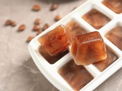 Pudarkan Mata Panda Bisa Pakai Es Batu Kopi, Ini Caranya