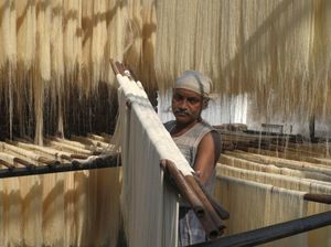 Melihat Pembuatan Bihun untuk Buka Puasa di India