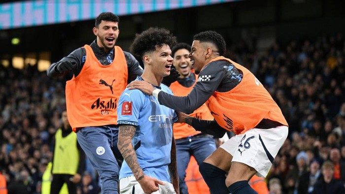 MANCHESTER, ENGLAND - MARCH 01: Nico OReilly of Manchester City celebrates scoring his teams second goal with teammates during the Emirates FA Cup Fifth Round match between Manchester City and Plymouth Argyle at Etihad Stadium on March 01, 2025 in Manchester, England. (Photo by Justin Setterfield/Getty Images)