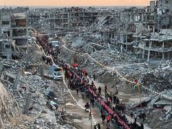 Momen Warga Gaza Buka Puasa Pertama di Tengah Reruntuhan Sisa Perang