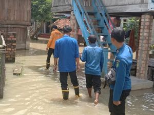 Debit Sungai Naik, 3 KK di Prabumulih Mengungsi karena Rumah Terendam Banjir Debit Sungai Naik, 3 KK di Prabumulih Mengungsi karena Rumah Terendam Banjir