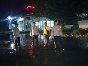 Polisi Tinjau Perumahan di Sidoarjo yang Diterjang Banjir Polisi Tinjau Perumahan di Sidoarjo yang Diterjang Banjir