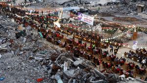 Potret Warga Palestina Bukber di Tengah Reruntuhan Bangunan