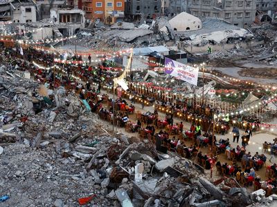 Potret Warga Palestina Bukber di Tengah Reruntuhan Bangunan