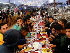 Video: Momen Warga Palestina Buka Puasa Bersama di Tengah Reruntuhan Bangunan