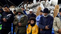 Warga Palestina Salat Tarawih di Tengah Reruntuhan Bangunan