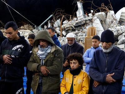 Warga Palestina Salat Tarawih di Tengah Reruntuhan Bangunan