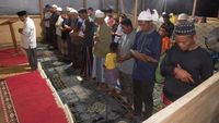 Potret Pengungsi Erupsi Gunung Lewotobi Salat Tarawih di Musala Darurat
