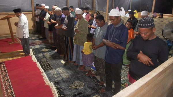 Potret Pengungsi Erupsi Gunung Lewotobi Salat Tarawih di Musala Darurat