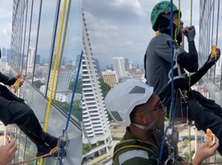 Santuy! Petugas Pembersih Kaca Gedung Ini Makan di Atas Ketinggian
