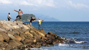 Serunya Ngabuburit Sambil Mancing di Pantai Lam Awe Aceh