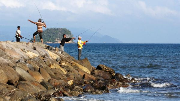 Serunya Ngabuburit Sambil Mancing di Pantai Lam Awe Aceh