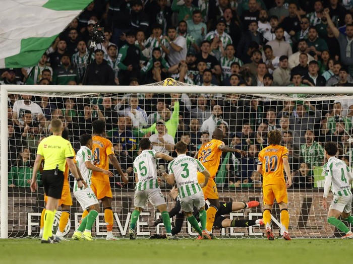 Soccer Football - LaLiga - Real Betis v Real Madrid - Estadio Benito Villamarin, Seville, Spain - March 1, 2025 Real Betis' Johnny Cardoso scores their first goal REUTERS/Marcelo Del Pozo
