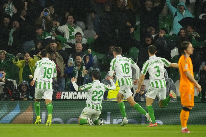 Betis' Isco, second left, celebrates with his teammates after scoring his side's second goal during a Spanish La Liga soccer match between Real Betis and Real Madrid at the Benito Villamarin stadium in Seville, Spain, Saturday, March 1, 2025. (AP Photo/Jose Breton)