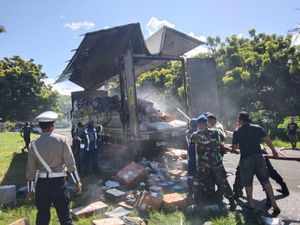 Truk Tronton Terbakar di Pelabuhan Gilimanuk