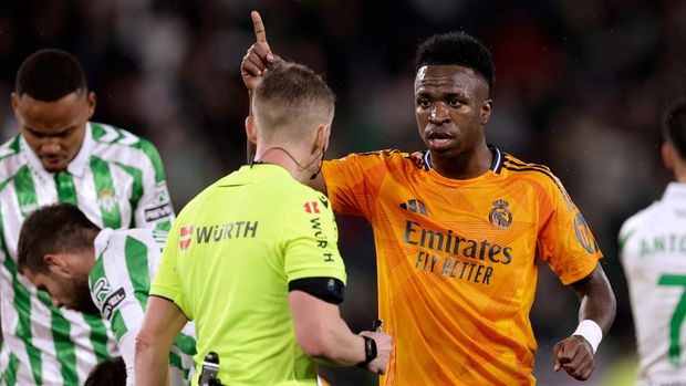 SEVILLA, SPAIN - MARCH 1: Referee Alejandro Hernandez, Vinicius Junior of Real Madrid  during the LaLiga EA Sports  match between Real Betis Sevilla v Real Madrid at the Estadio Benito Villamarin on March 1, 2025 in Sevilla Spain (Photo by Eric Verhoeven/Soccrates/Getty Images)