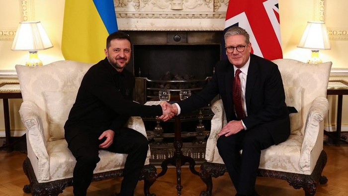 Perdana Menteri (PM) Inggris Keir Starmer memberi Presiden Ukraina Volodymyr Zelensky sambutan hangat di kantornya di Downing Street.