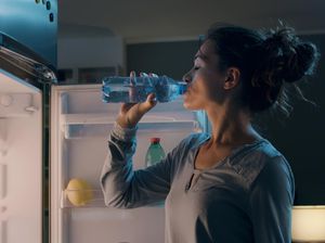 Sahur Cuma Sempat Minum Air Putih? Sebaiknya Tak Sering-sering, Risikonya Serius